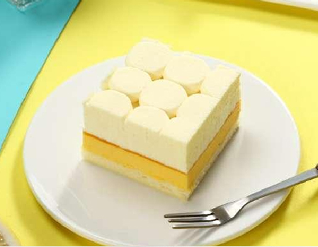 Scented lemon mousse cake